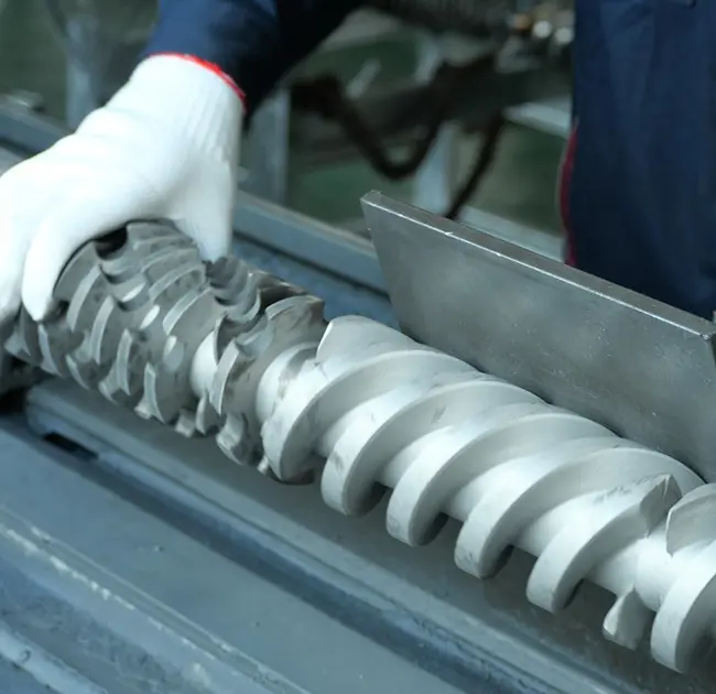 ਐਕਸਟਰੂਡਰ ਵਿੱਚ ਕਾਲੀਆਂ ਲਾਈਨਾਂ ਵਾਰ-ਵਾਰ ਕਿਉਂ ਦਿਖਾਈ ਦਿੰਦੀਆਂ ਹਨ? ਇਹ ਲੇਖ ਤੁਹਾਨੂੰ ਸਿਖਾਉਂਦਾ ਹੈ ਕਿ ਇਹ ਕਿਵੇਂ ਜਲਦੀ ਪਤਾ ਲਗਾਉਣਾ ਹੈ ਕਿ ਕੀ ਇਹ ਬੈਰਲ ਜਾਂ ਪੇਚ ਨਾਲ ਕਿਸੇ ਸਮੱਸਿਆ ਕਾਰਨ ਹੋਇਆ ਹੈ।